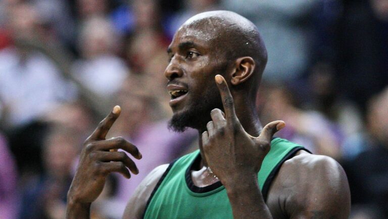 Kevin Garnett prepares for a game.