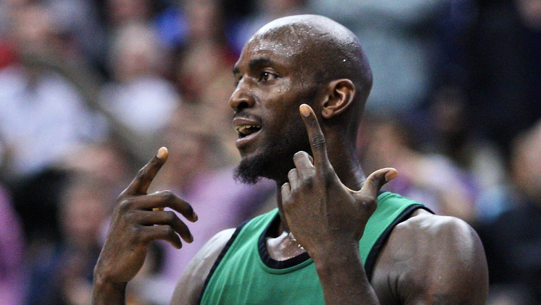 Kevin Garnett prepares for a game.