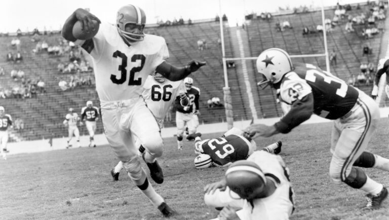 Cleveland Browns fullback Jim Brown (32) runs