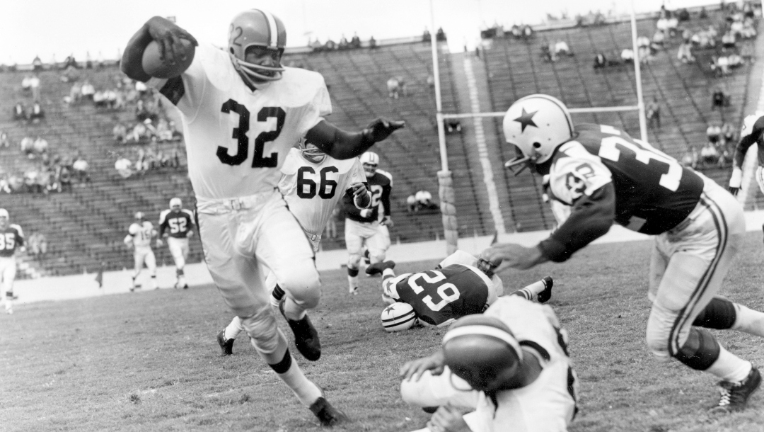 Cleveland Browns fullback Jim Brown (32) runs