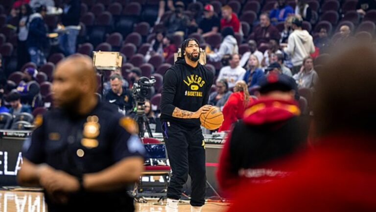 Anthony Davis in a pre-game shoot around in March 2022.