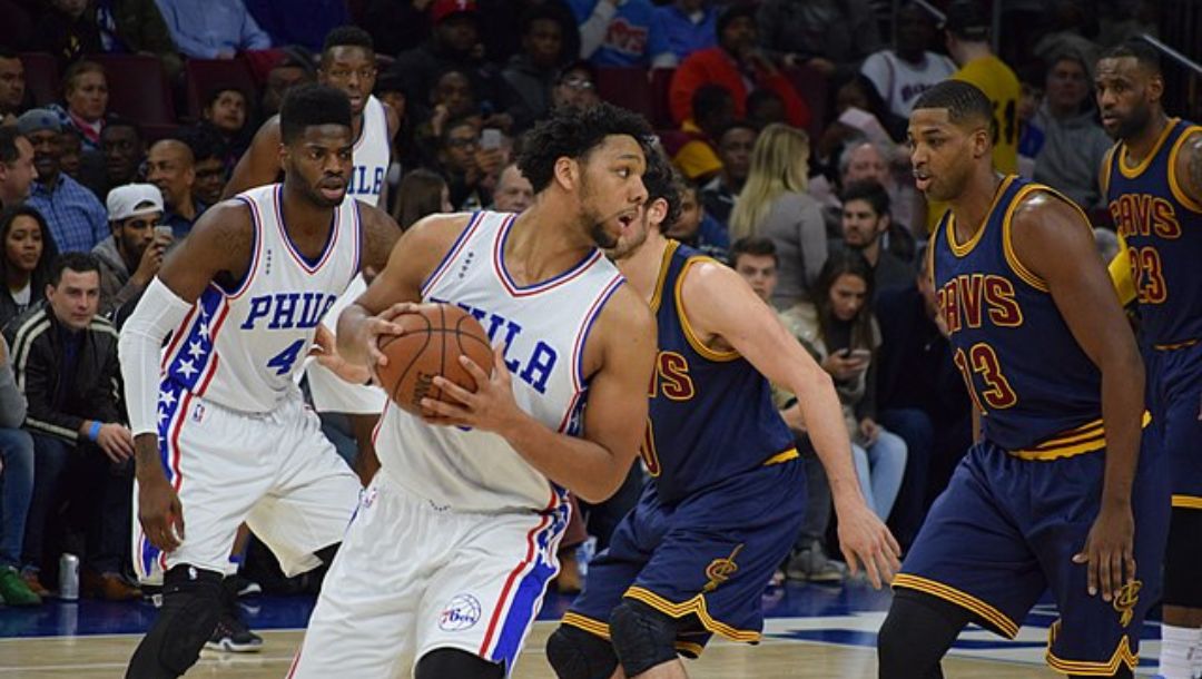 Jahlil Okafor looks to attack to the basket against the Cleveland Cavaliers in an NBA game in 2016.