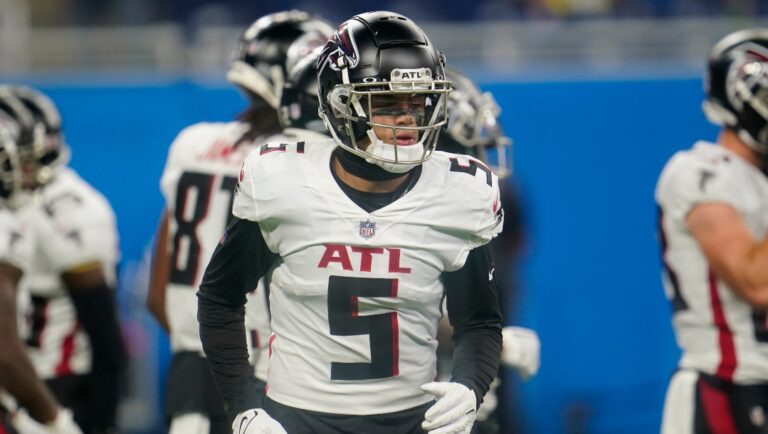 Atlanta Falcons wide receiver Drake London (5) warms up