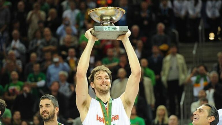 Pau Gasol lifting the trophy at Eurobasket 2011.
