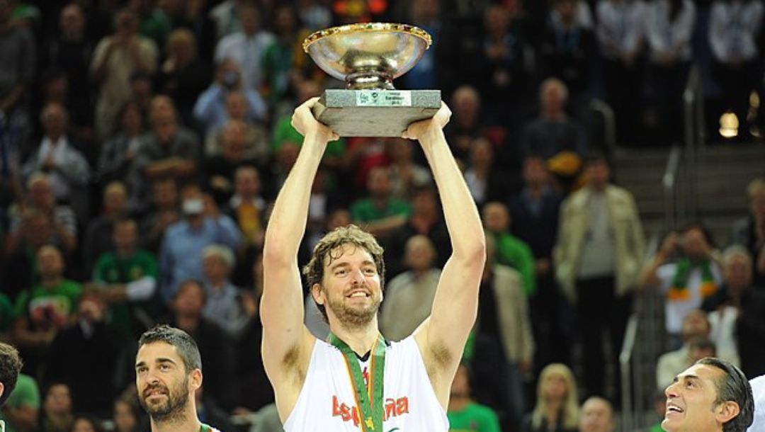 Pau Gasol lifting the trophy at Eurobasket 2011.