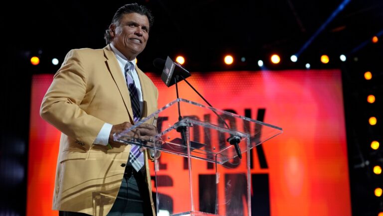 Anthony Muñoz announces a Cincinnati Bengals draft pick