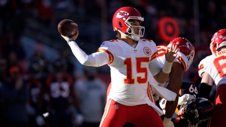 Kansas City Chiefs quarterback Patrick Mahomes (15) plays