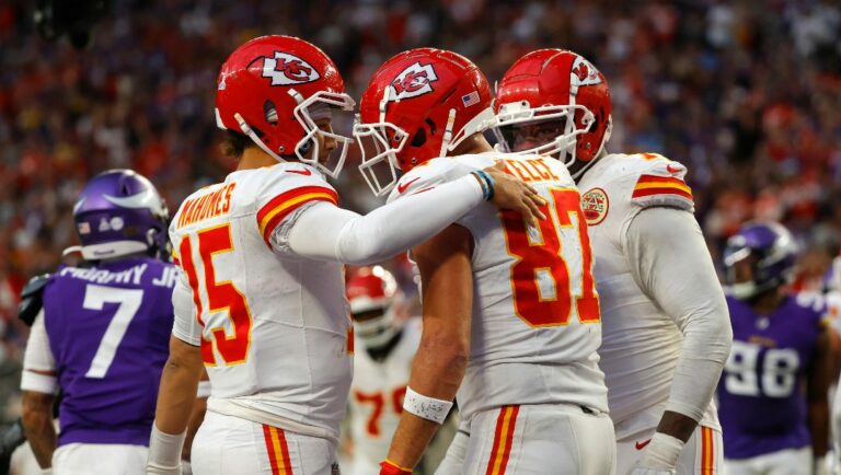 Travis Kelce (87) tight end de los Chiefs de Kansas City celebra con su compañero el quarterback Patrick Mahomes (izquierda), luego de atrapar un touchdown de 4 yardas durante la 2da mitad del juego ante los Vikings de Minnesotam en Mineápolis, el domingo 8 de octubre de 2023.