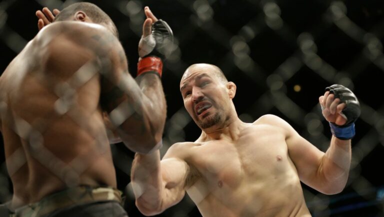 Glover Teixeira, right, fights Quinton Jackson during UFC Light Heavyweight Championship on FOX 6 at the United Center.