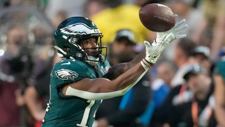 Philadelphia Eagles running back Kenneth Gainwell (14) makes a catch