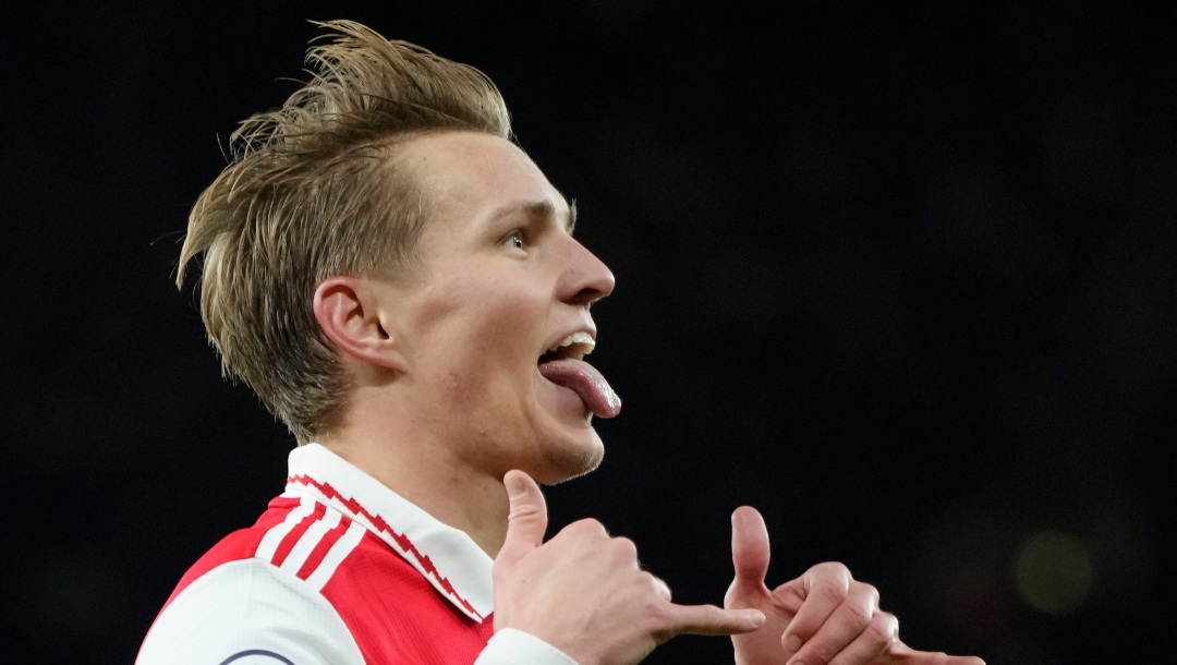 Arsenal's Martin Odegaard celebrates after scoring his side's third goal during the English Premier League soccer match between Arsenal and Everton at the Emirates stadium in London, Wednesday, March 1, 2023. (AP Photo/Kirsty Wigglesworth)
