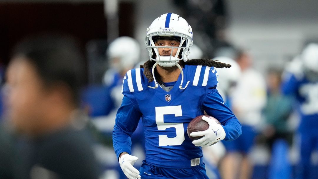 Foto del lunes 26 de diciembre del 2022, el cornerback de los Colts de Indianápolis Stephon Gilmore corre antes del encuentro ante los Chargers de Los Ángeles. El marts 14 de marzo del 2023, los Cowboys adquieren a Gilmore en un canje a cambio de una selección de quinta ronda.