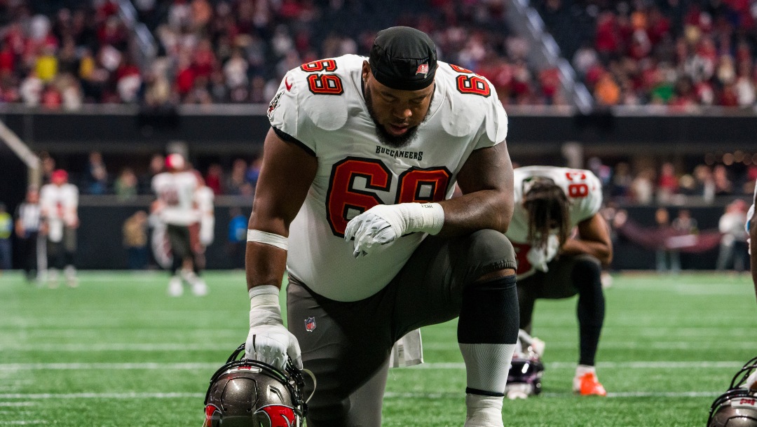 Tampa Bay Buccaneers guard Shaq Mason (69) prays before an NFL football game against the Atlanta Falcons, Sunday, Jan. 8, 2023, in Atlanta. The Atlanta Falcons won 30-17. (AP Photo/Danny Karnik)