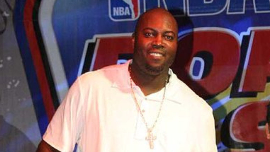 Glen Rice presents the winner of a pop-a-shot competition at the NBA Asia Challenge 2010.