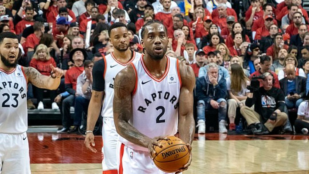 Kawhi Leonard shooting a free throw at Game 2 of the 2019 NBA Finals, with his teammates looking at the back.