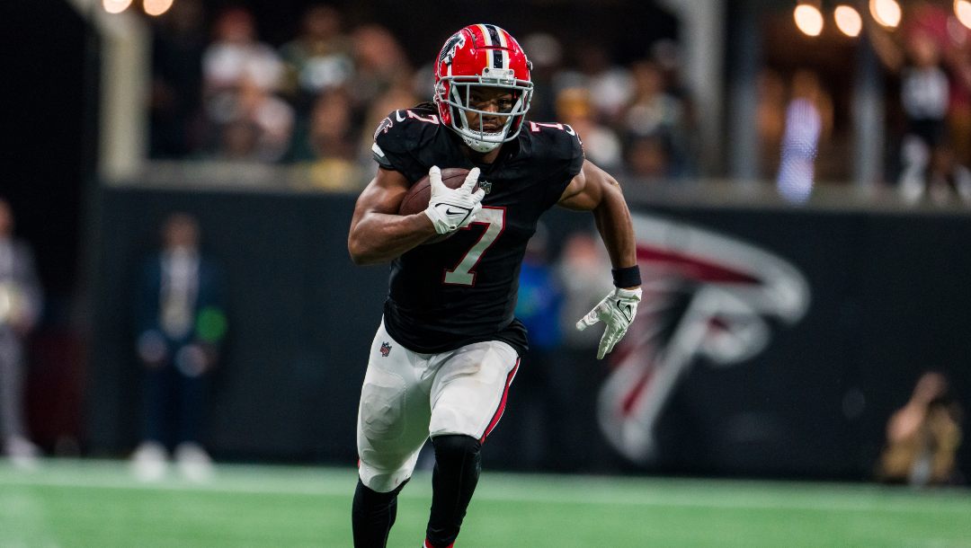 Atlanta Falcons running back Bijan Robinson (7) runs the ball during the second half of an NFL football game against the Green Bay Packers, Sunday, Sep. 17, 2023, in Atlanta. The Atlanta Falcons won 25-24.