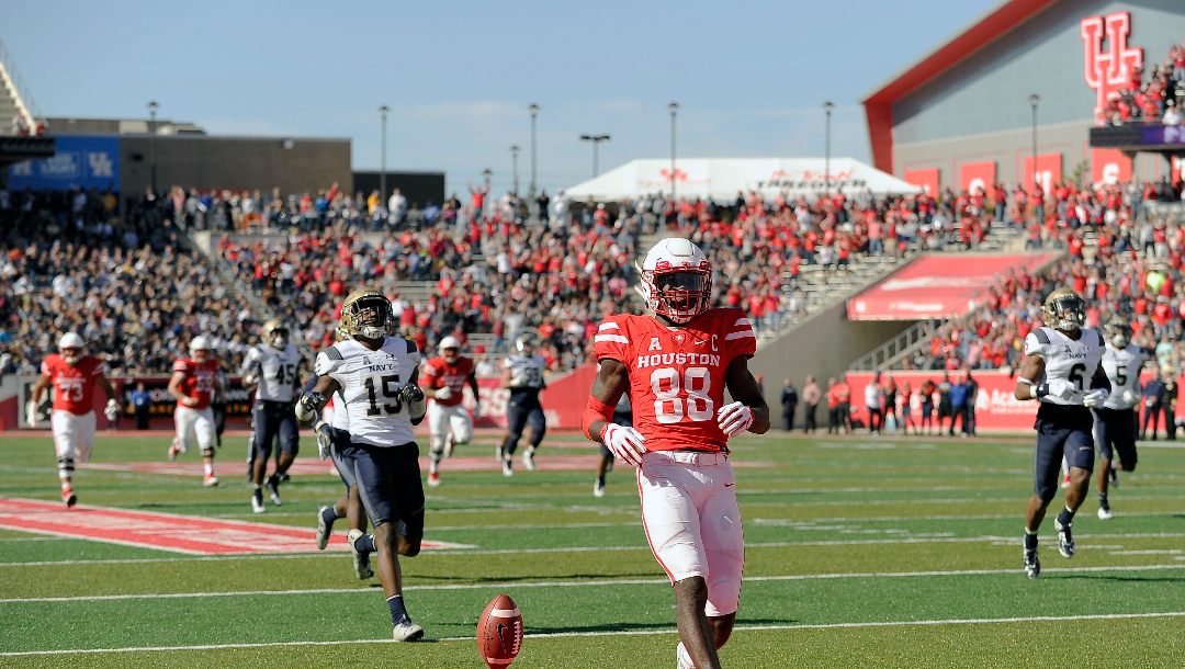 Houston wide receiver Steven Dunbar (88) runs into the end zone for a 61-yard touchdown during the second half of an NCAA college football game against Navy, Friday, Nov. 24, 2017, in Houston. Houston won the game 24-14.