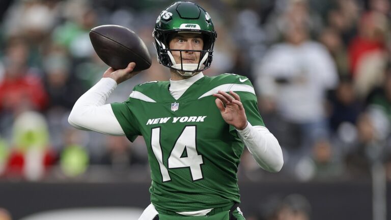 Jets quarterback Trevor Siemian prepares to throw a pass against the Washington Commanders on Dec. 24, 2023.