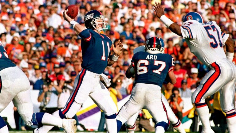 New York Giants quarterback Phil Simms (11) shown in action in Super Bowl XXI game in Pasadena, Ca., Sunday, Jan. 25, 1987. The Giants defeated the Denver Broncos, 39-20.