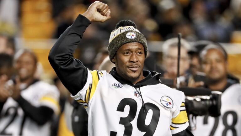 Former Pittsburgh Steelers running back Willie Parker acknowldeges fans during a halftime ceremony honoring former Steelers players during halftime of the NFL football game between the Pittsburgh Steelers and the Los Angeles Chargers, Sunday, Dec. 2, 2018, in Pittsburgh.