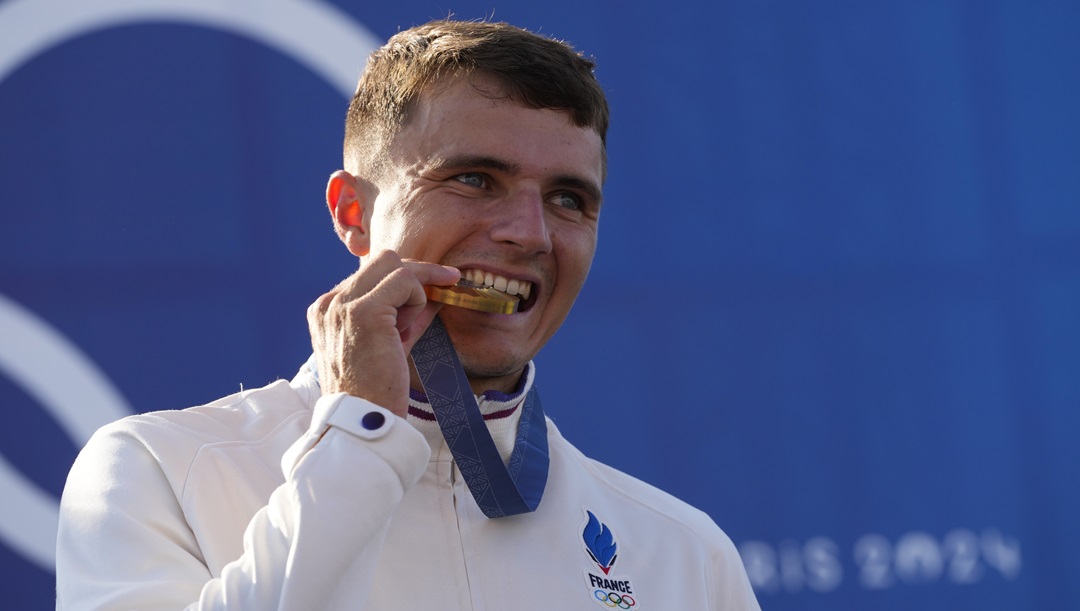 Gold medalist Nicolas Gestin of France poses for photos during the medals ceremony for the men's canoe single finals during the canoe slalom at the 2024 Summer Olympics, Monday, July 29, 2024, in Vaires-sur-Marne, France.