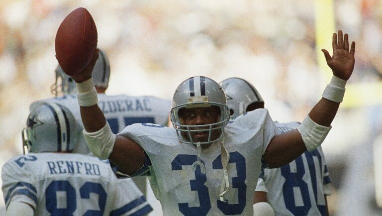 Dallas Cowboys running back Tony Dorsett waves to the crowd at Texas Stadium after running for 19-yards and reaching the 10,000-yard miles one during the game against the Pittsburgh Steelers, Sunday, Oct. 14, 1985, Irving, Texas. Dorsett is the sixth player in NFL history to reach the milestone.