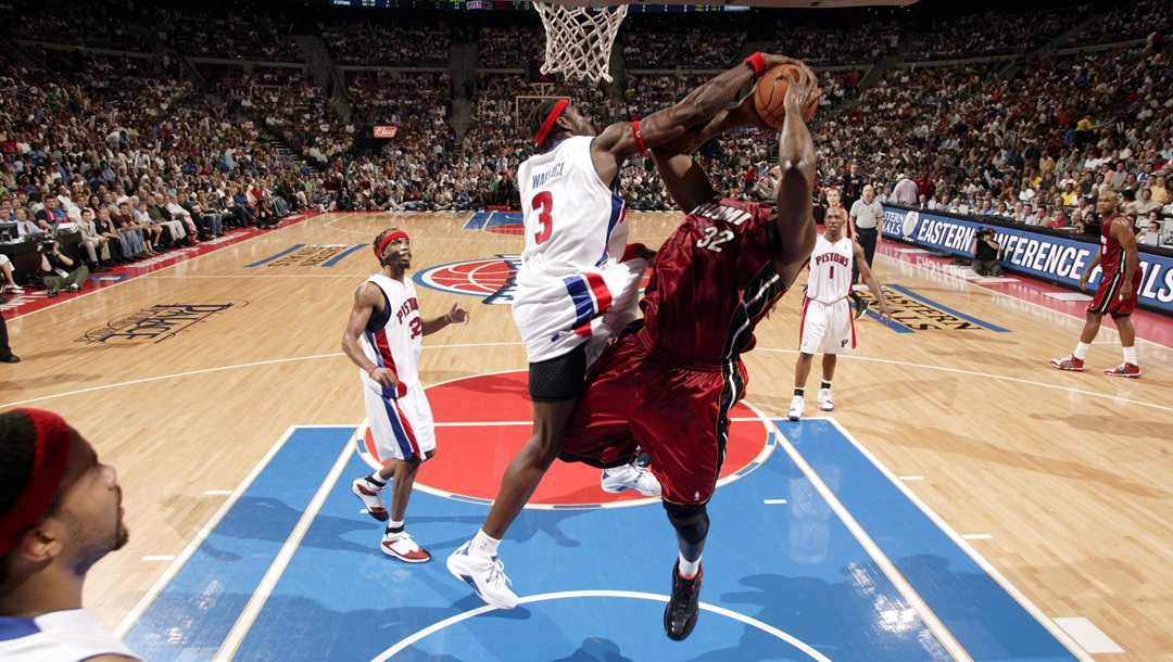 AUBURN HILLS, MI - MAY 31: Ben Wallace #3 of the Detroit Pistons blocks against Shaquille O'Neal #32 of the Miamia Heat in game five of the Eastern Conference Finals during the 2006 NBA Playoffs at the Palace at Auburn Hills on May 31, 2006 in Auburn Hills, Michigan.