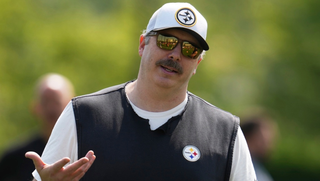 Pittsburgh Steelers offensive coordinator Arthur Smith participates in the football team's OTA workout in Pittsburgh, Tuesday, June 3, 2025.