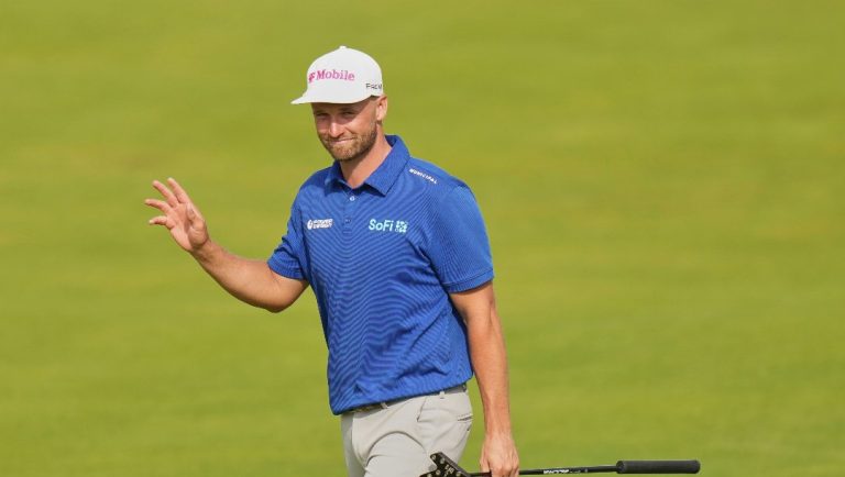 Wyndham Clark of the United States acknowledges the crowd as he walks onto the 18th green during the final round of the British Open golf championship at the Royal Portrush Golf Club, Northern Ireland, Sunday, July 20, 2025.