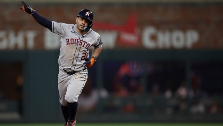 José Altuve, de los Astros de Houston, reacciona mientras recorre las bases después de batear un cuadrangular solitario durante la sexta entrada del juego de béisbol de Grandes Ligas frente a los Bravos de Atlanta, el viernes 12 de septiembre de 2025, en Atlanta.