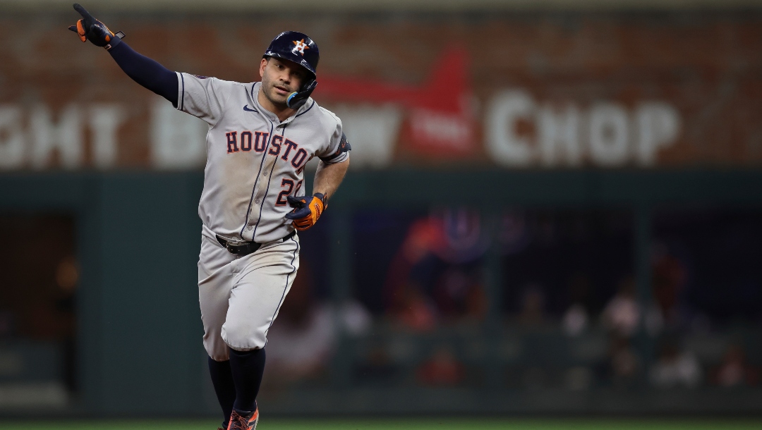 José Altuve, de los Astros de Houston, reacciona mientras recorre las bases después de batear un cuadrangular solitario durante la sexta entrada del juego de béisbol de Grandes Ligas frente a los Bravos de Atlanta, el viernes 12 de septiembre de 2025, en Atlanta.