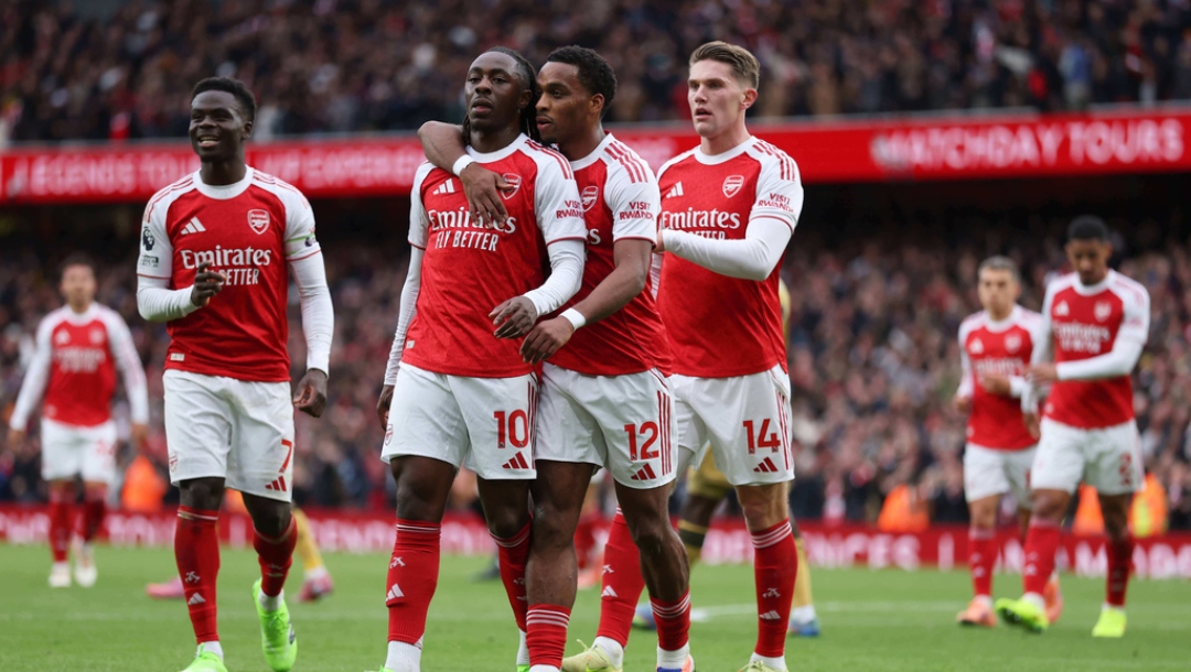 Arsenal's Eberechi Eze, second left, celebrates with his teammates after scoring his side's opening goal during the English Premier League soccer match between Arsenal and Crystal Palace in London, Sunday, Oct. 26, 2025.