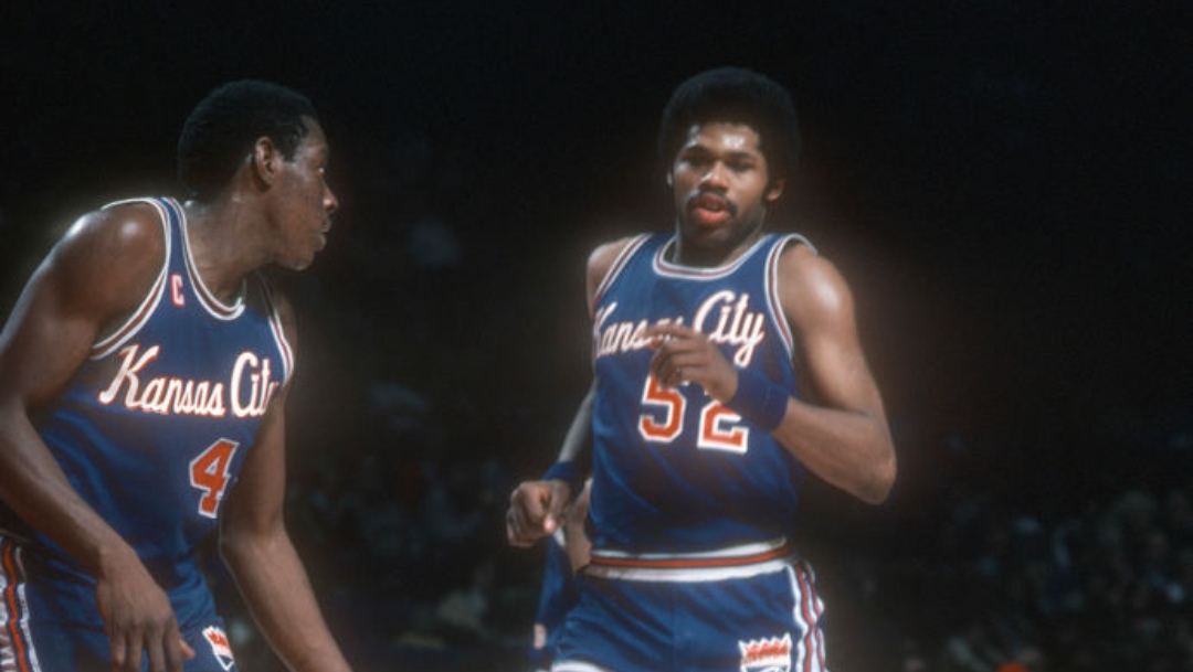 LANDOVER, MD - CIRCA 1977: Bill Robinzine #52 of the Kansas City Kings in action against the Washington Bullets during an NBA basketball game circa 1977 at the Capital Centre in Landover, Maryland. Robinzine played for the Kings from 1975-80. (Photo by Focus on Sport/Getty Images) *** Local Caption *** Bill Robinzine