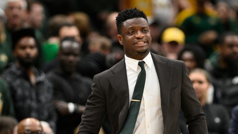 George Mason head coach Tony Skinn in action during the second half of an NCAA college basketball game in the championship of the Atlantic 10 tournament against Virginia Commonwealth, Sunday, March 16, 2025, in Washington. (AP Photo/Nick Wass)