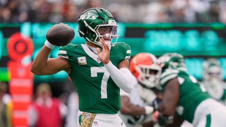 New York Jets quarterback Justin Fields (7) passes in the first of an NFL football game against the Cleveland Browns, Sunday, Nov. 9, 2025, in East Rutherford, N.J.