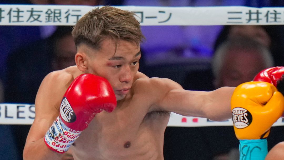 Daigo Higa , right,of Japan fight with Seiya Tsutsumi , left, of Japan during the WBA bantamweight world title match.