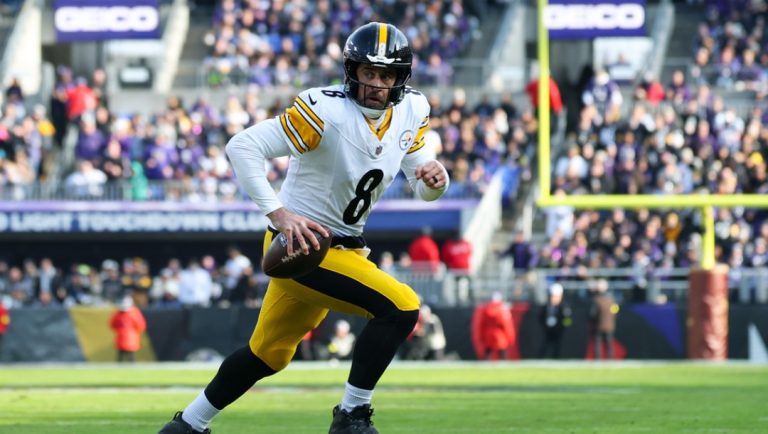 Pittsburgh Steelers quarterback Aaron Rodgers (8) runs the ball for a touchdown during the first half of an NFL football game against the Baltimore Ravens, Sunday, Dec. 7, 2025, in Baltimore..